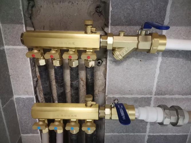 分水器安装完毕 迈向高效供暖与制冷的关键一步